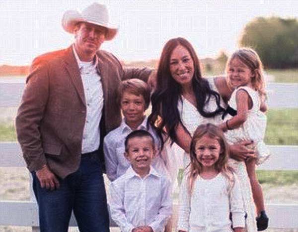 Image of Joanna Gaines with her husband Chip and with their kids