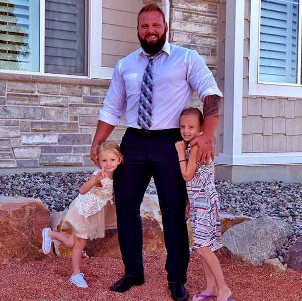 Image of Keaton The Muscle Hoskins with his daughters