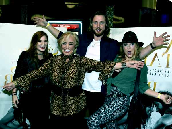 Image of Tanya Tucker (center) with her children Presley Tanita Tucker, Beau Grayson and Layla LaCosta
