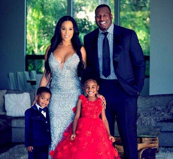 Image of Antonio Gates with his wife Sasha Dindayal and with their kids Ayla Gates (daughter) and Aven Gates (son)
