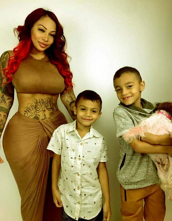 Image of Brittanya Razavi with her kids