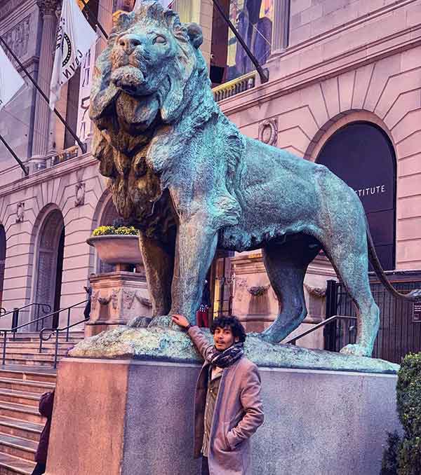 Image of Author Gunn visti the Statue of Lion